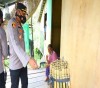 Disela Giat Bagi Sembako,Kapolres Kendari Borong Sapu Lidi Milik Warga