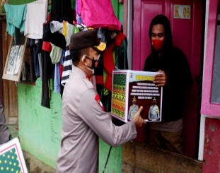 Pembagian sembako ke warga oleh Kapolda Sultra