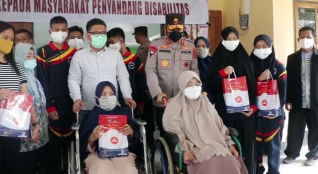 Polda Sultra Dan Deputi General PT. Ifishdeco Beserta Warga Disabilitas Dalam Rangka Vaksinasi Masal Dan Penyerahan Bingkisan'