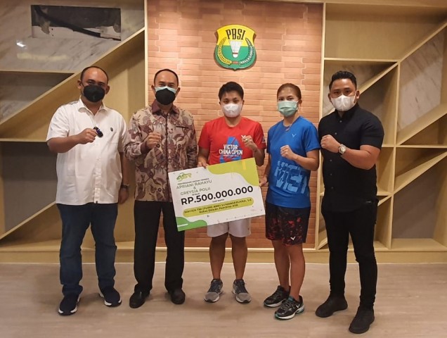 ASR Dan Andi Ady Aksar Menyerahkan bonus kepada Apriani-Greysia berupa uang senilai Rp 500 juta