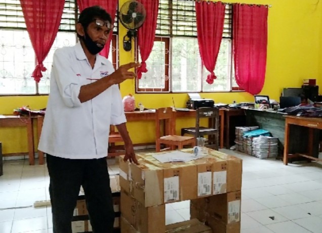 "Anjas, Guru SMKN 2 Kendari saat menunjukkan pengadaan komputer yang tak diduga tak sesuai prosedur