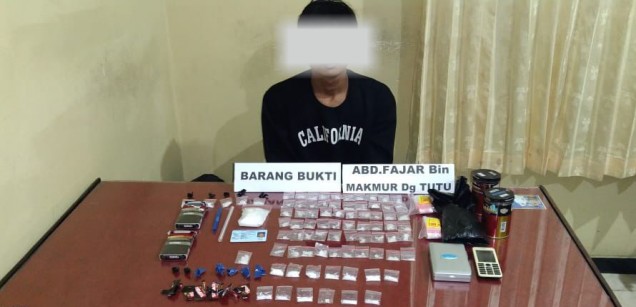 "Kurir dan barang bukti sabu yang sita polisi
