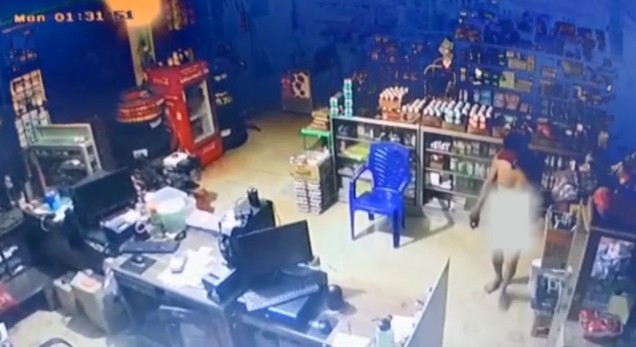 "Seorang pelaku pencurian di toko terekam CCTV tanpa busana