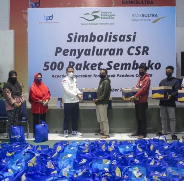 "Bank Sultra bagi 1.000 paket sembako ke warga yang terdampak pandemi Covid-19. 