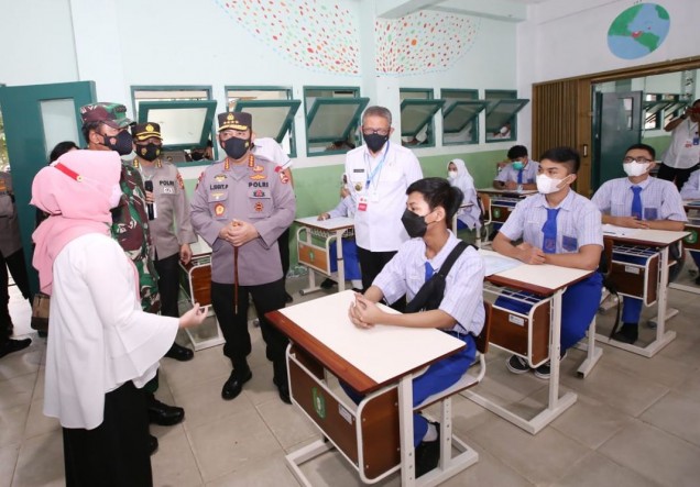 "Panglima TNI Marsekal Hadi Tjahjanto dan Kapolri Jenderal Listyo Sigit Prabowo saat meninjau langsung serbuan vaksin di wilayah Kalimantan Barat