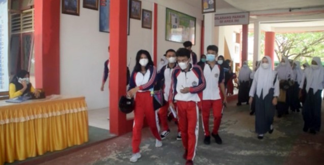 " suasana guru dan siswa sma 1 Baubau