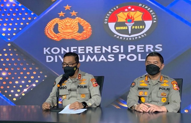 "Kadiv Humas Polri, Irjen Pol. Argo Yuwono (kiri) saat menyampaikan keterangan pers di Mabes Polri.