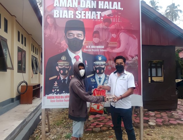 "Penyerahan sembako Kepada eks napi dari polsek pasarwajo.