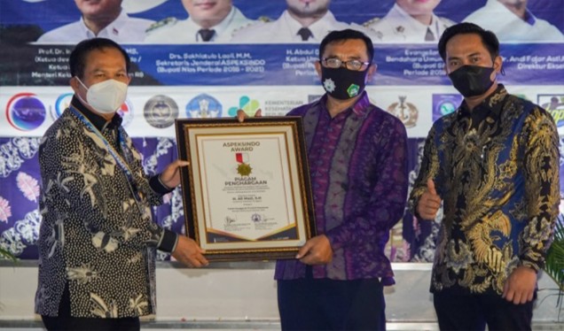 "Aspeksindo saat memberikan penghargaan kepada Gubernur Sulawesi Tenggara yang di terima asisten 1 