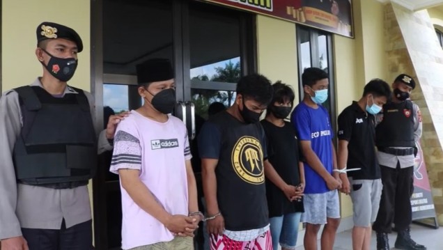 "5 orang tersangka komplotan pencuri sepeda motor.