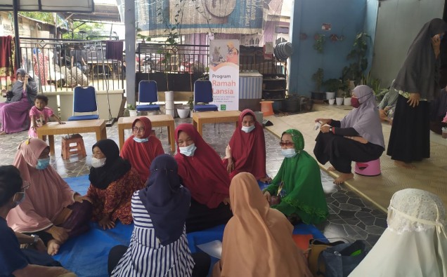 "Posyandu Lansia di Komunitas Pesantren Lansia Habibi Ainun.