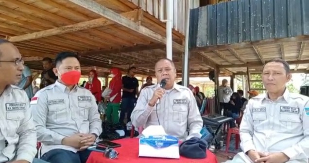 "Ketua IKA SMA 1 Kendari, Yusuf Mundu, saat memberi keterangan soal Pra Raker Jelang pelantikan pengurus IKA SMANSA Kendari 5 November. Foto Istimewa