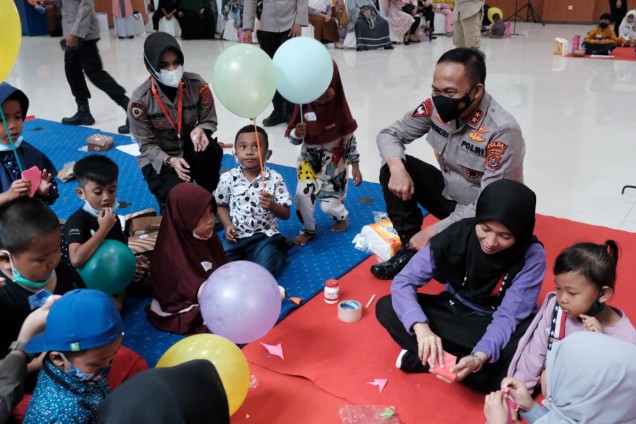 "Irjen Yan Sultra saat Beri Dukungan Kepada Anak-anak Terdampak Covid 19.