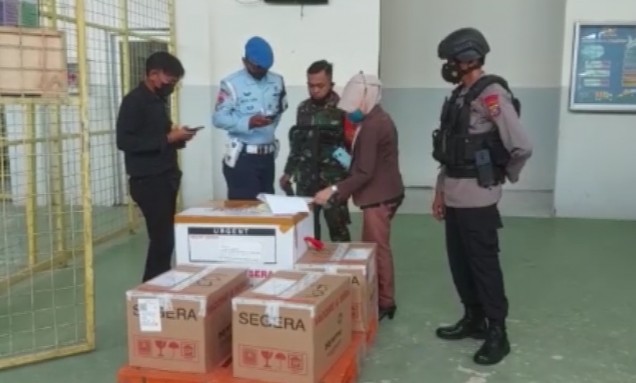 "pengawalan ketat kepolisian vaksin Covid-19 jenis Pfizer tiba di Bandar Udara Haluoleo Kendari.
