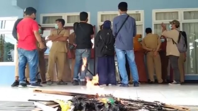 "pegawai Rumah Sakit Jiwa sultra unjuk rasa di RSJ.