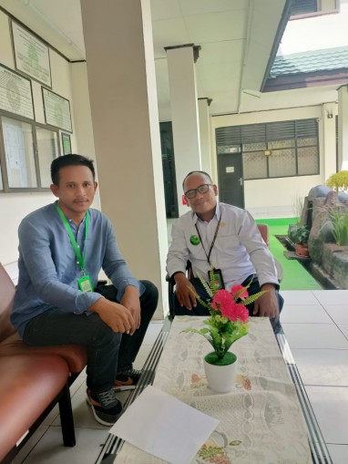 "Pihak Rusmin Liga saat menyerahkan surat permintaan salinan BAPPS kepada PN Kendari, Foto Ist.