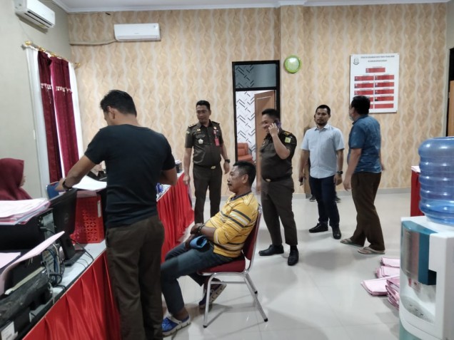 "Tim Intelijen Kejaksaan Negeri (Kejari) membekuk seorang terpidana kasus penipuan. Foto: Istimewa