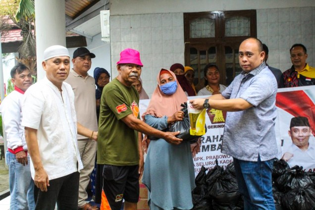 "Ketua dan Sekretaris Gerindra Menyerahkan Bantuan sembako Ke Tukang bersih makam