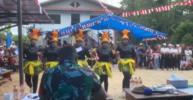 "Salah satu peserta senam kreasi beregu yang tampil dalam semarak HUT Kemerdekaan RI ke-77 PT Anindya Wiraputra. Foto: Istimewa