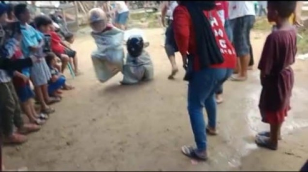 "Lomba lari karung mengenakan helm, salah satu lomba dalam kemeriahan HUT RI di Kelurahan Dapu-dapura. Foto: Istimewa