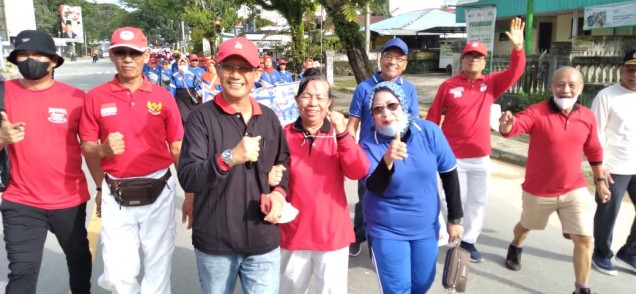 "Wakil Gubernur Sultra, Lukman Abunawas, bersama Alumni SMANSA Kendari dalam suasana gerak jalan santai. Foto: Istimewa