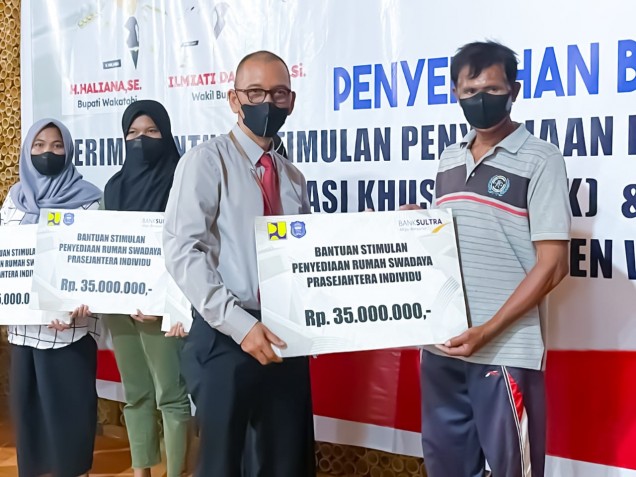 "Bank Sultra Salurkan bantuan stimulan rumah swadaya prasejahtera di Wakatobi. Istimewa