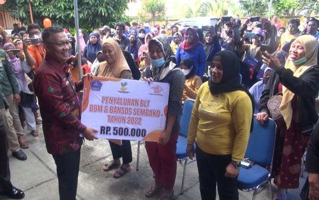 "Wali Kota Kendari Sulkarnain Kadir menyerahkan bantuan BLT kepada warga kendari .