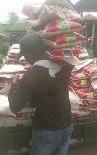 "Harga BBM naik, Anggota DPR RI, Bahtra salurkan ribuan paket sembako di Sultra. Foto: Istimewa