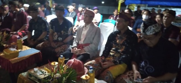 "Wakil Gubernur Sultra, Lukman Abunawas, bersama tokoh masyarakat saat menghadiri kegiatan ngaben massal di Desa Jati Bali, Konawe Selatan. Foto: Istimewa