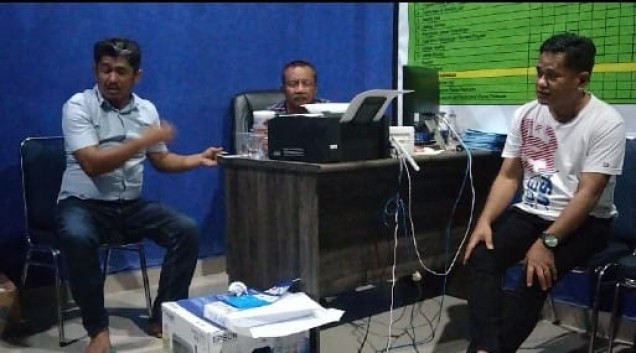 "Ketua PBSI Sultra, Dr LM Bariun, Sekretaris PBSI Sultra, Widya Arung Raya, dan Ketua PBSI Kendari, Rusli ST saat rapat pemantapan Kejuaraan Sirnas di GOR Apriyani, Kendari. Foto: Istimewa