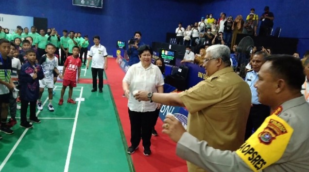 "Gubernur Sultra, Ali Mazi memukul Shuttlecock bersama Kapolresta Kendari, tanda dimulainya Kejuaraan BNI Sirnas B bulutangkis di Graha GOR Apriyani. Foto: Istimewa