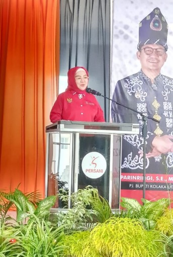 "Ketua Persani Sultra, Hj Rusiahwati Abunawas saat memberi sambutan di acara pelantikan pengurus PERSANI Kolaka Utara. Foto: Istimewa