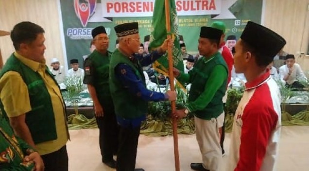 "Sekda Sultra, Asrun Lio menyerahkan bendera kontingen ke Ketua Tim Kontingen Porseni NU Sultra, Muhammad Saleh. Foto: Istimewa