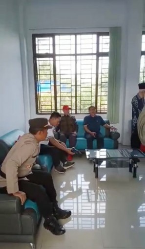 "Wagub Sultra, H Lukman Abunawas (bertopi merah) saat pimpin rapat bersama pejabat dan pihak terkait soal berakhirnya sengketa lahan kantor MUI Sultra. Foto: Istimewa