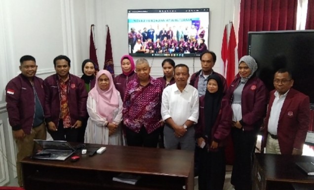 "Mahasiswa dan Direktur Pascasarjana Unsultra pose bersama Rektor Unsultra, Prof Dr H Andi Bahrun usai melaksanakan studi banding internasional di Malaysia. Foto: Istimewa