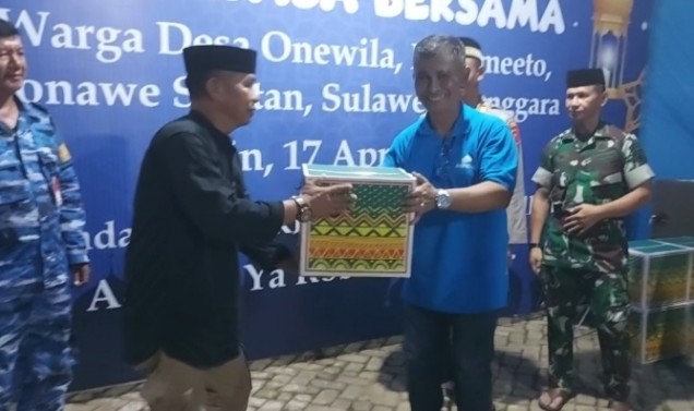 "Kepala Cabang PT Anindya Wiraputra Konsult, Soesanto Eko Wardojo (kanan) saat menyerahkan paket parcel lebaran ke Kades Onewila, S. Lambay. Istimewa