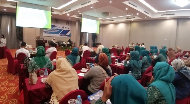 "Kepala Dinas Kota Kendari, Drg Rahminingrum saat sambutan kepada peserta  Bimtek Kader Pangan.