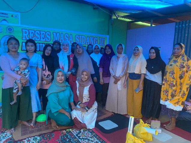 "Anggota DPRD Kendari, Hj Rusiawati Abunawas berpose bersama warga saat Reses Masa Sidang III 2023.Foto: Istimewa