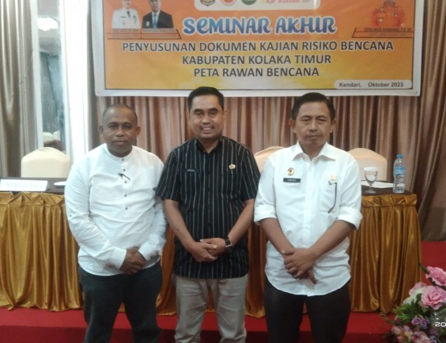 "Sekda Koltim, Andi M Iqbal Tongasa (Tengah) berpose bersama Kepala BPBD Koltim, Dewa Made Ratmawan (Kanan) dan Koordinator Tim Consultan, La Ngkarisu (Kiri). Foto: Istimewa