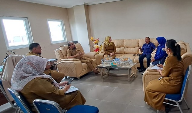 "Ketua PRS Provinsi Sultra, Dr LM Bariun bersama anggota dr Asrida Mukaddim saat menemui pejabat RS Bahteamas Kendari. Istimewa
