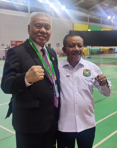 "Ketua Pengprov PBSI Sultra, Dr LM Bariun SH, MH berpose bersama Ketua Harian PP PBSI, Alex Tirta di Jakarta. Istimewa