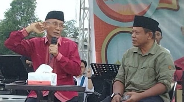 "Ketua DPD PDIP Sultra, Lukman Abunawas didampingi kader PDIP, Azis Darise, saat gelar buka puasa bersama wartawan dan masyarakat di salah satu cafe di Kendari. Foto: Istimewa