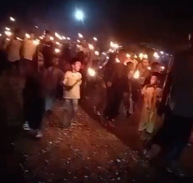 "Warga Wawo Tamboli turun jalan digelaran pawai obor malam takbiran. Foto: Istimewa