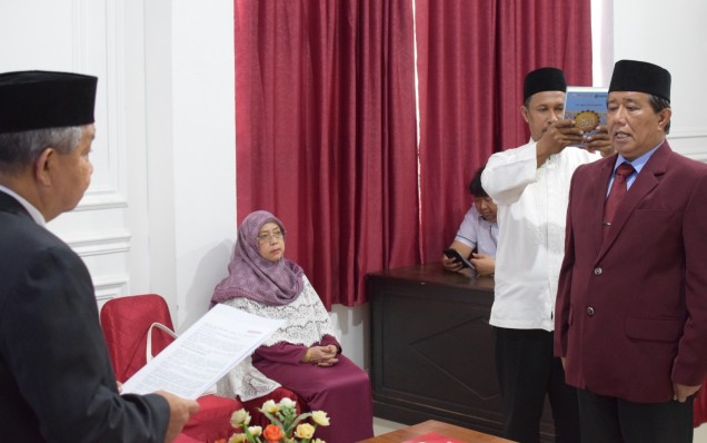 "Rektor Unsultra saat melantik Kaprodi Magister Ilmu Pemerintahan, Dr H Joko Tri Brata. Istimewa