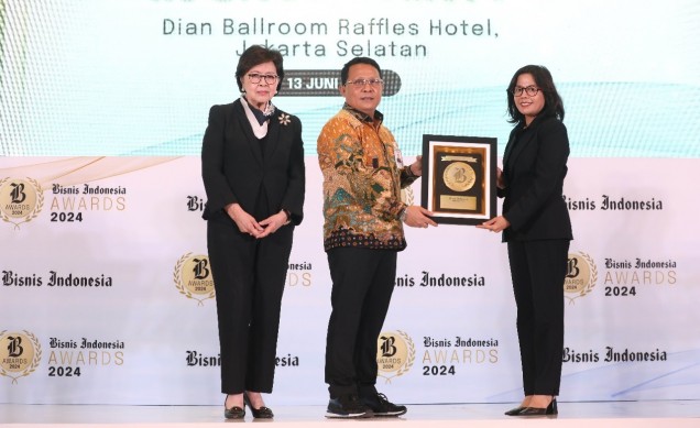 "Direktur Utama Bank Sultra, Abdul Latif Saat Menerima Penghargaan dari Bisnis Indonesia Award 2024. Istimewa