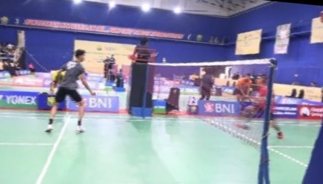 "Surya Adi Pambudi (kiri) bertanding melawan Kaka Raihansyah di babak 16 besar. Istimewa