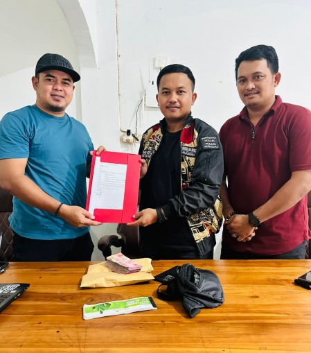 "Calon Ketua BPC HIPMI Bombana, Arsan Arsyad mengembalikan berkas pendaftaran yang diterima oleh Ketua HIPMI Bombana, Suwandi. Istimewa