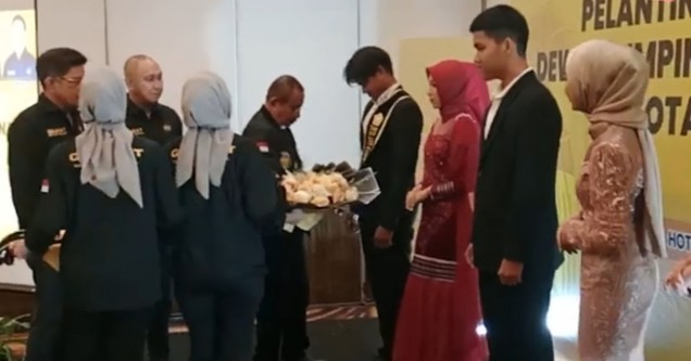 "Ketua DPD Sultra, Dr LM Bariun serahkan hadiah kepada pemenang lomba Duta Granat Sultra 2024. Istimewa