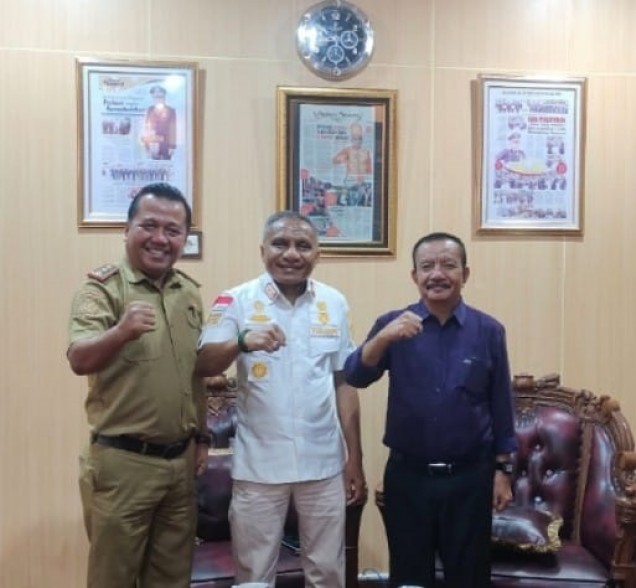 "Ketua DPD Granat Sultra, LM Bariun (kanan) bersama Kakanwil Kemenkumham Sultra, Silvester Sililaba (tengah) dan pengurus DPD Granat Sultra, Bahri (kiri) dalam suatu kesempatan. Istinewa